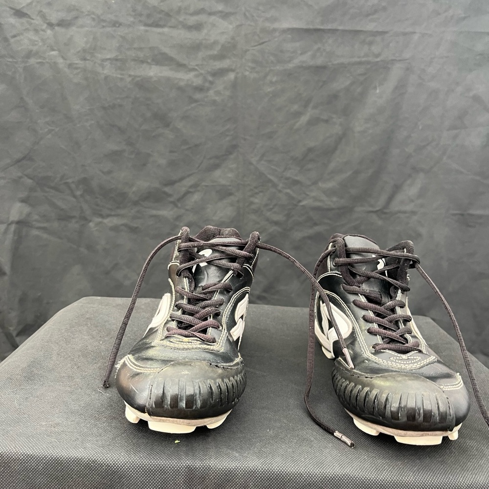 Black ringer cleats pitcher toe